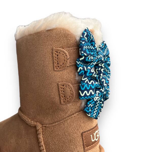 Botas niñas Bailey Bow Squiggles UGG - Imagen 3