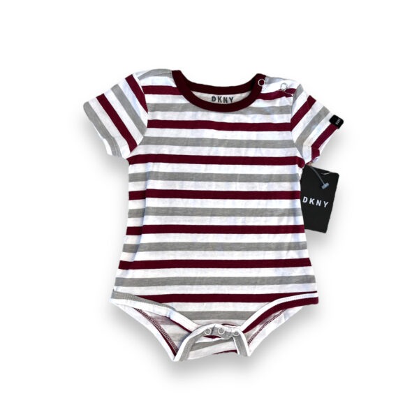 Conjunto Bebé Jardinera y Polera DKNY - Imagen 2